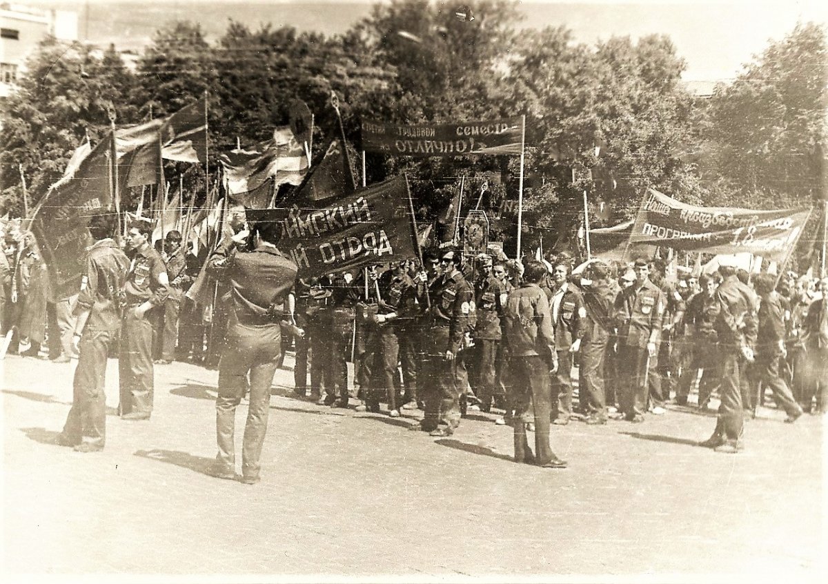 👫👭👬Парад стройотрядов УрГУПС. 1974 год. Обратите внимание на содержание лозунгов: "Наша производственная программа...", "Встретим трудовой семестр отлично!". Звучат целинные песни, а по радио вокзала звучала песня «Яростный стройотряд»📢