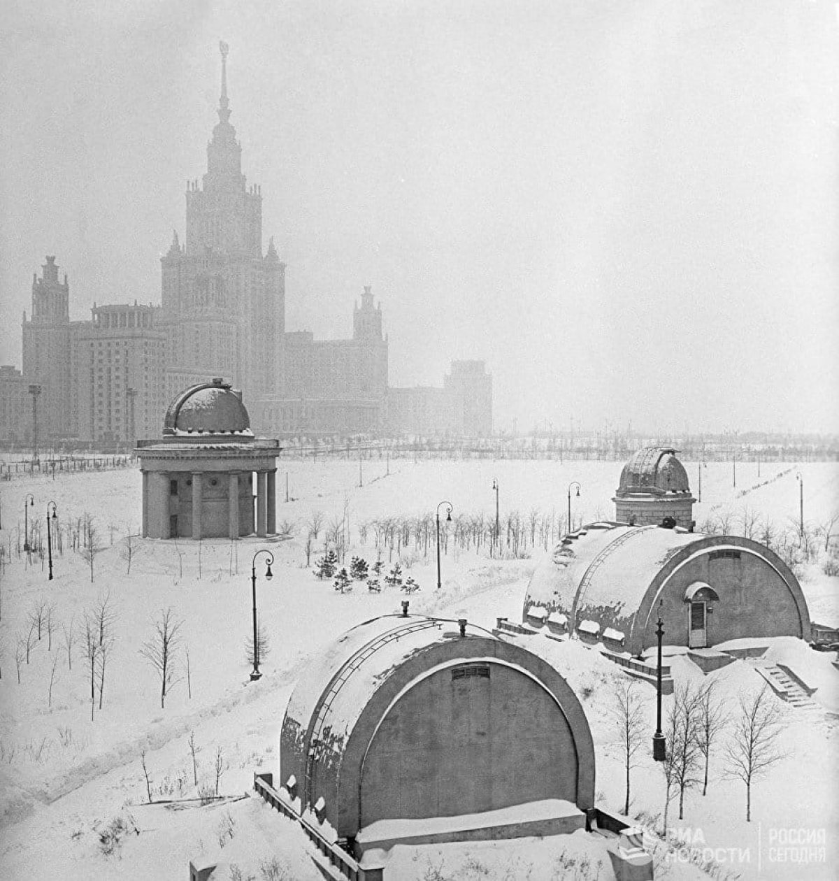 1958 год. Вид на МГУ со стороны обсерватории.