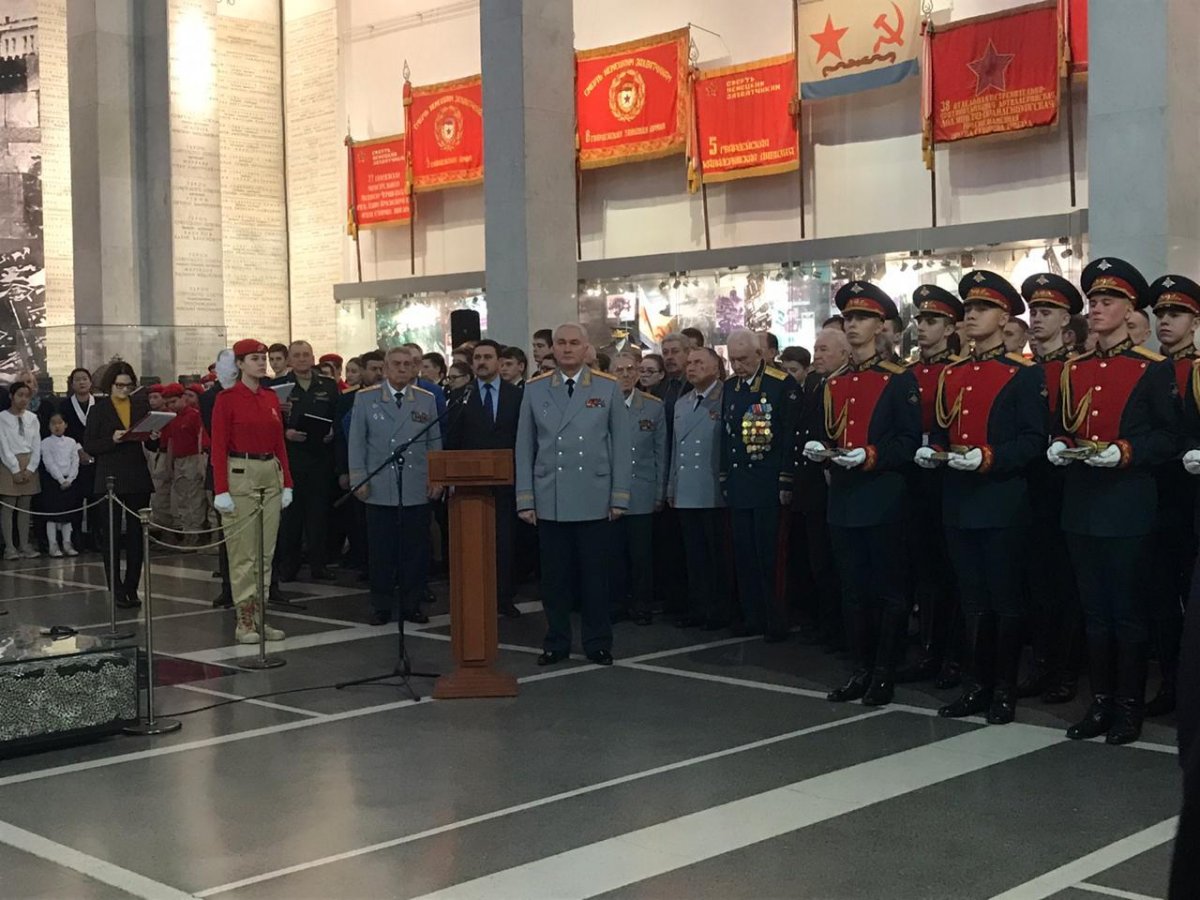 Иностранные студенты Финансового университета поучаствовали в памятной акции «Горсть земли», посвящённой увековечению подвига советских солдат, погибших при освобождении европейских стран от фашистской оккупации