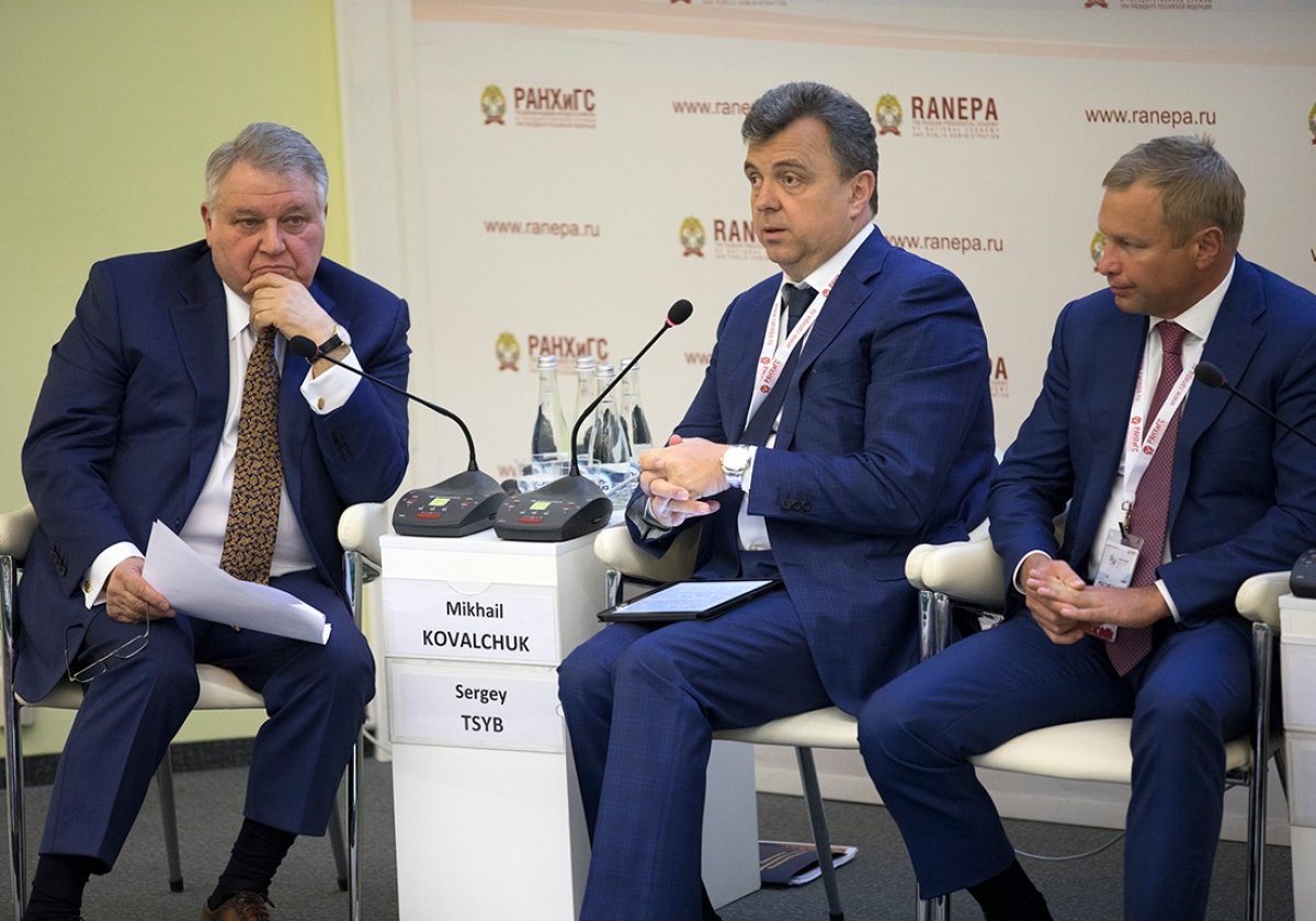 Ректор ДГУ Муртазали Рабаданов посетил XI Гайдаровский форум 2020