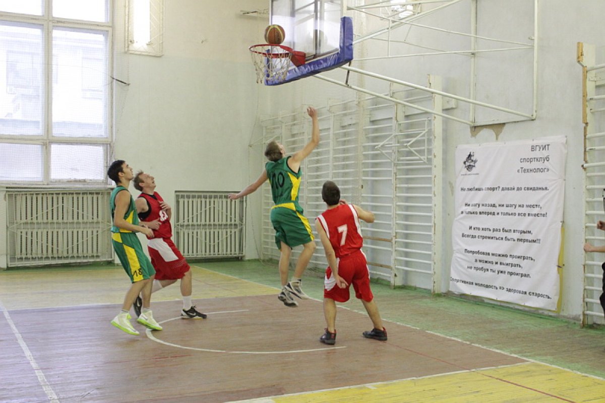 ⛹‍♂ 9 января в спортивном зале университета прошел XIV Турнир по баскетболу памяти бывшего заведующего кафедрой высшей математики нашего вуза Б.М. Богачева