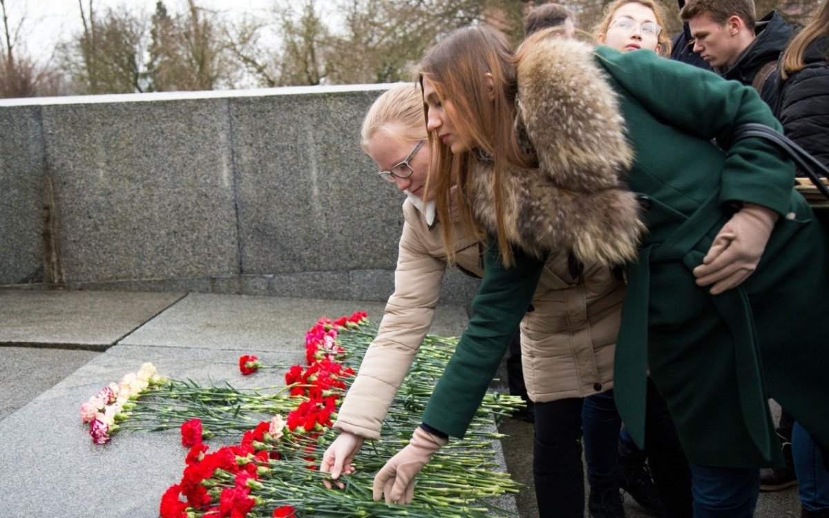 27 января 2020 года, в день 76-й годовщины полного освобождения Ленинграда от фашистской блокады, на Серафимовском кладбище состоится ежегодная торжественно-траурная церемония возложения венков и цветов к Мемориалу героическим защитникам Ленинграда