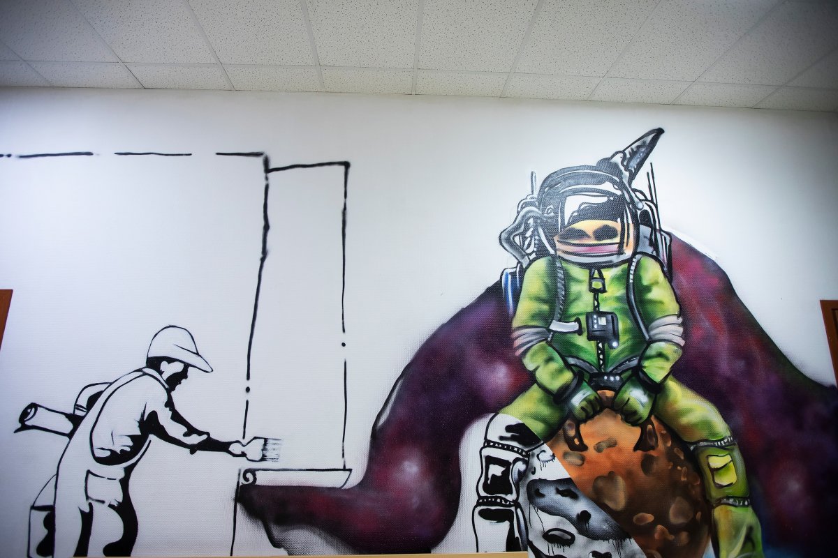 "Космический" коридор шестого этажа, расписанный студентами колледжа дизайна МКИК и факультета дизайна ИГУМО 🚀