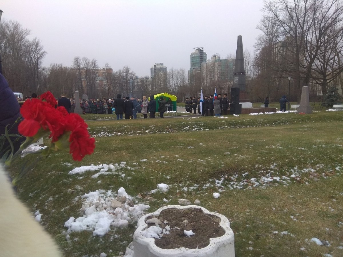 ИНСТИТУТ ПРИНЯЛ УЧАСТИЕ В ВОЗЛОЖЕНИИ ЦВЕТОВ К БРАТСКИМ МОГИЛАМ НА СМОЛЕНСКОМ МЕМОРИАЛЬНОМ КЛАДБИЩЕ