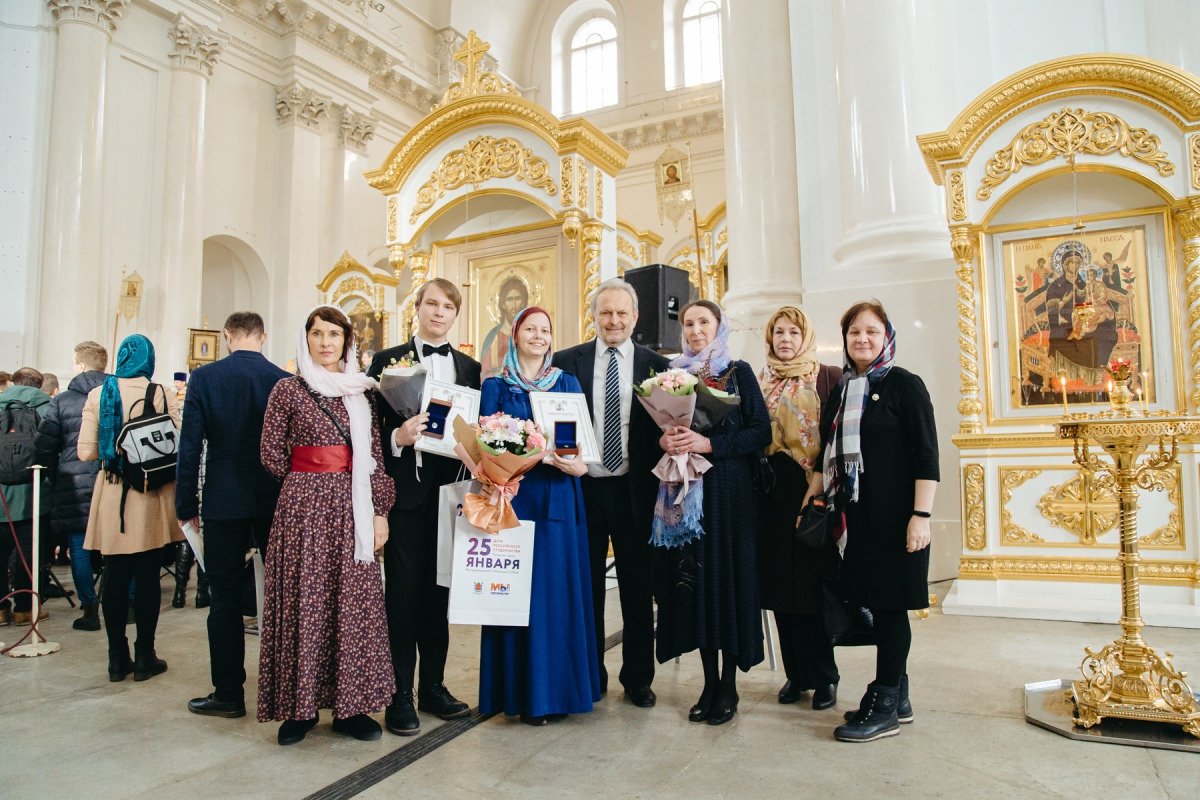 Студентов и преподавателя СПбГИКиТ наградили почетными знаками святой Татьяны в Воскресенском Смольном соборе