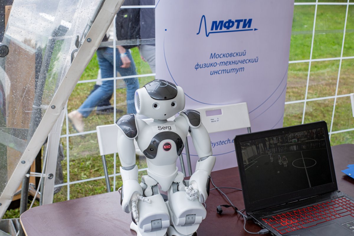 5 февраля в 18:30 в 105 БК состоится первое занятие курса по робототехнике от участников команды по робототехнике «Старкит».