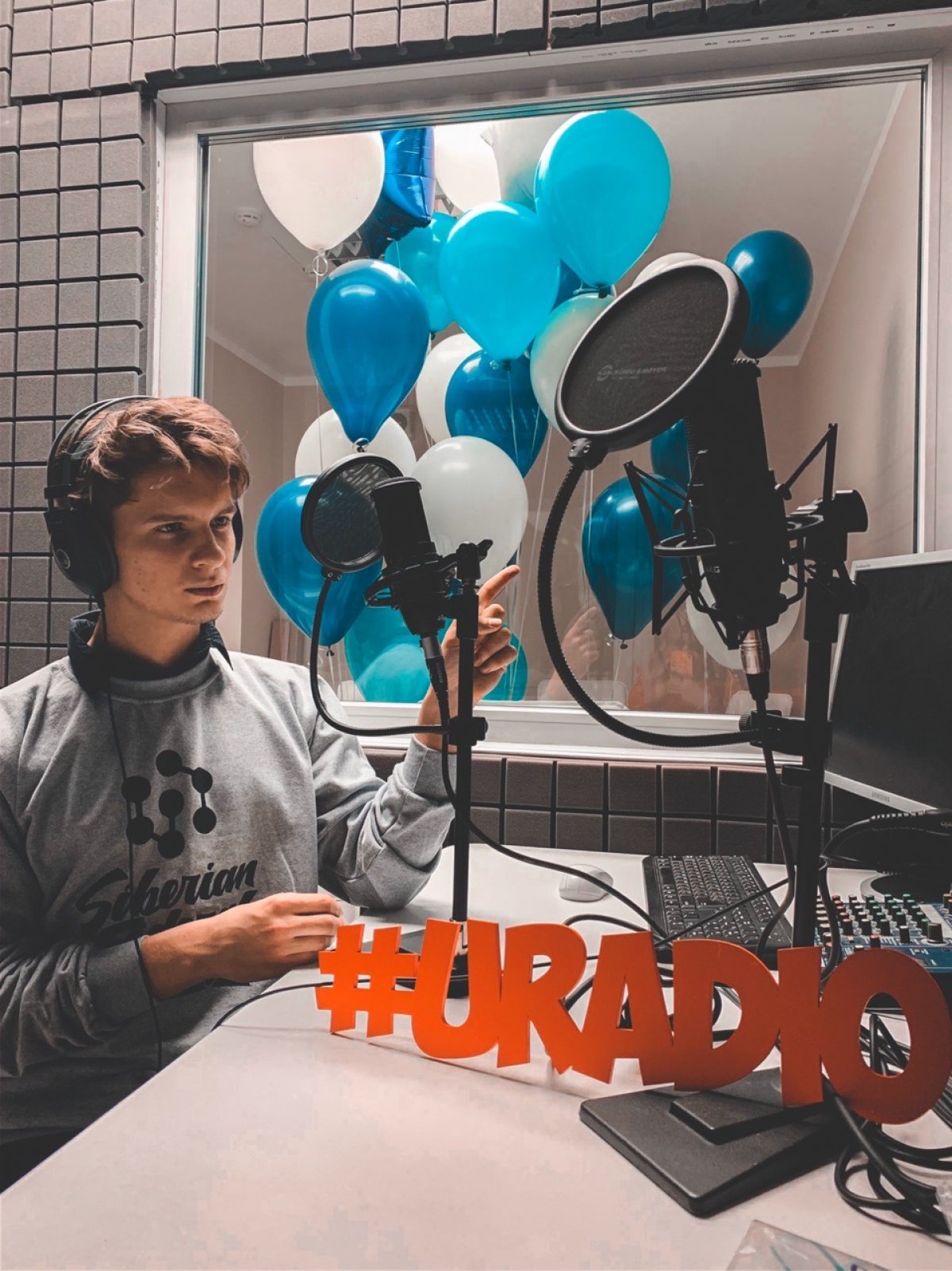 Вещание радио Сибирского федерального набирает обороты и готово видеть в своих стенах новых гостей и слушателей, которые (внимание!) будут регулярно вникать в предложенные темы и задать каверзные вопросы 😈