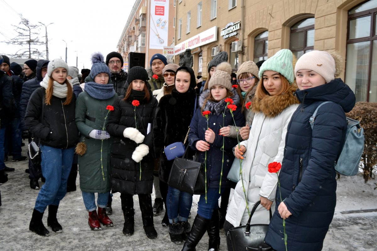 27 января по всей России проходят мероприятия, посвященные 76-летию снятия блокады Ленинграда. Историческую дату отметили в Парке победы и на Ленинградской площади.