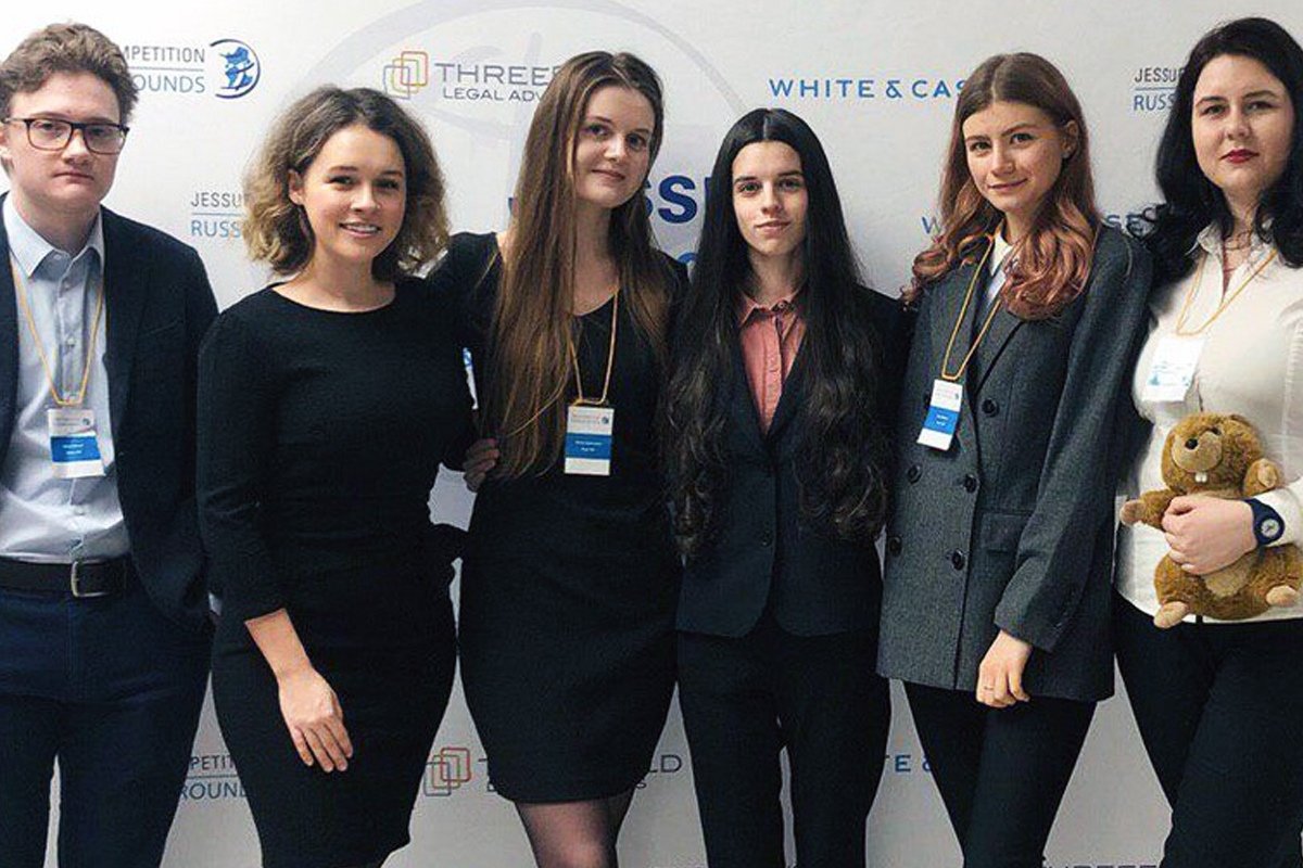 Поздравляем команду с призовым местом на конкурсе по международному праву имени Филипа Джессопа в России. Теперь студенты продолжат борьбу за победу на турнире в США: https://vk.cc/akDAvJ