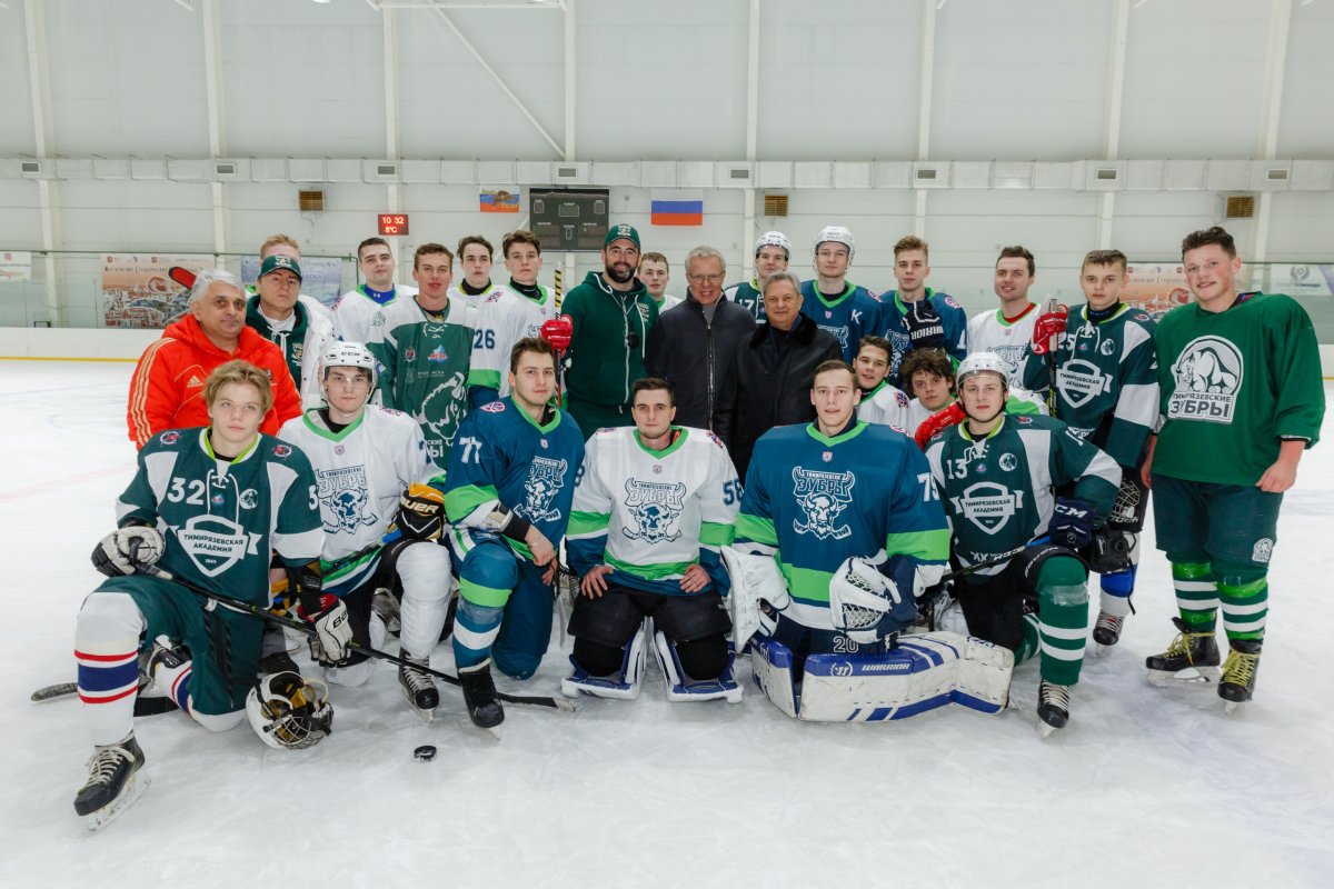 🏒Очень немногие хоккеисты могут похвастаться, что их приезжал поддержать 2-кратный олимпийский чемпион, 7-кратный чемпион мира, 3-кратный обладатель Кубка Стэнли Вячеслав Фетисов. В числе таких счастливчиков – «Тимирязевские Зубры»!