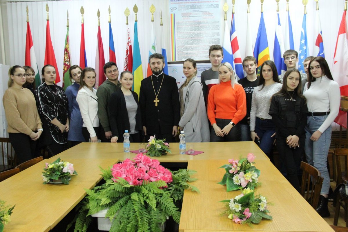 11 февраля, в преддверии Всемирного дня православной молодежи, студенты нашего университета встречались с духовным попечителем православной гимназии во имя святых Мефодия и Кирилла г. Белгорода иереем Александром (Борзиловым)