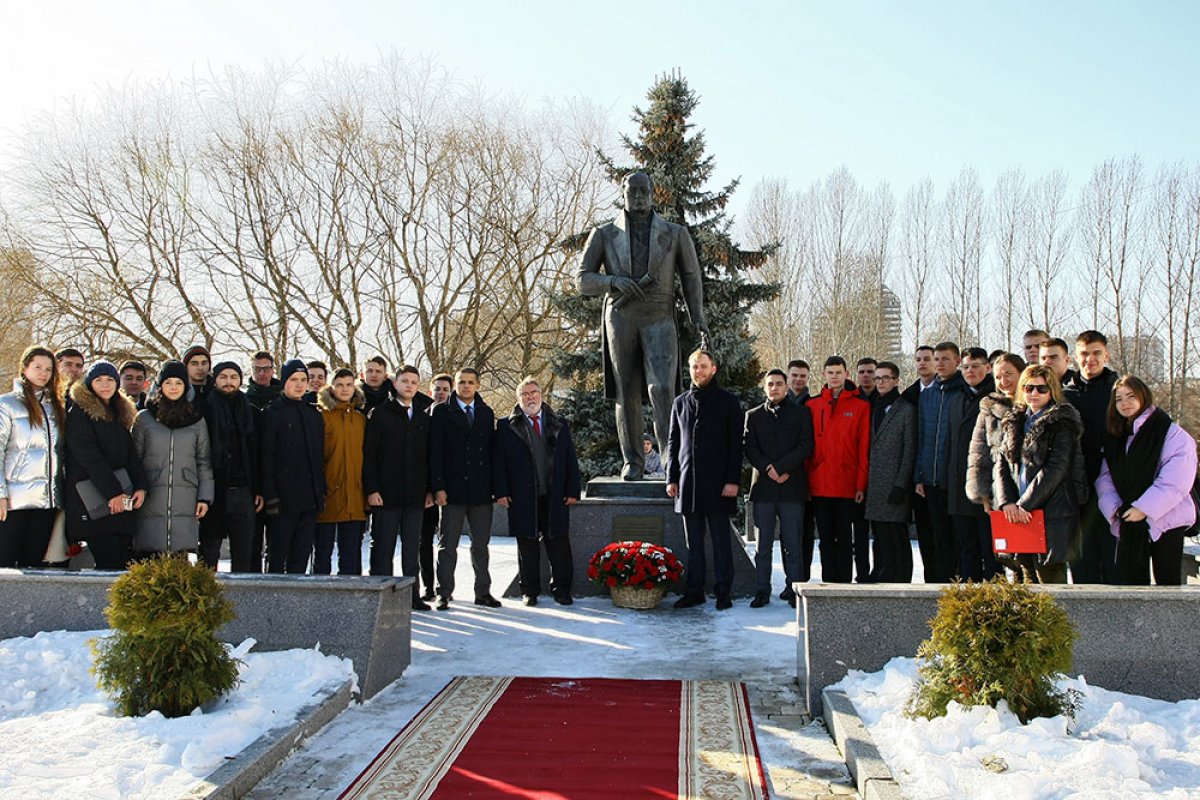 10 февраля во внутреннем дворе МГИМО состоялось торжественное возложение цветов к памятнику выдающемуся дипломату