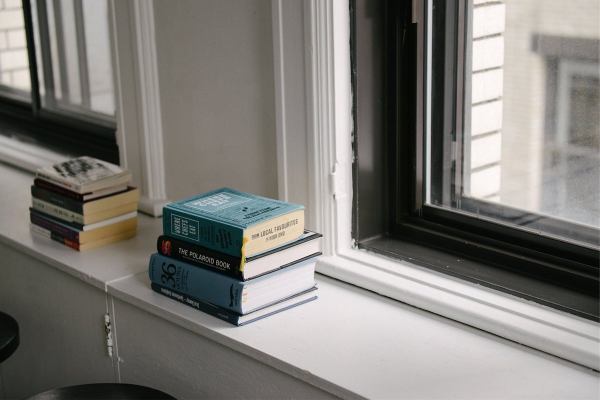 Временами мы просим преподавателей и учёных поделиться подборками книг: от рассказов и романов до научно-популярной и профессиональной литературы