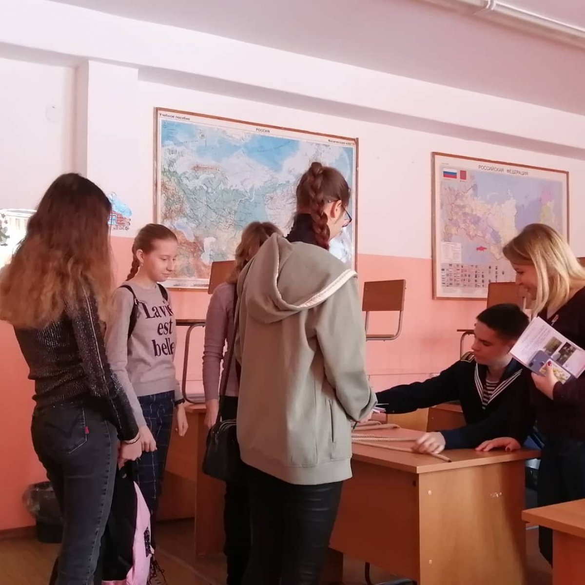 8 февраля в Красноярске на базе средней школы 24 прошло профориентационное мероприятие "Ярмарка профессий"