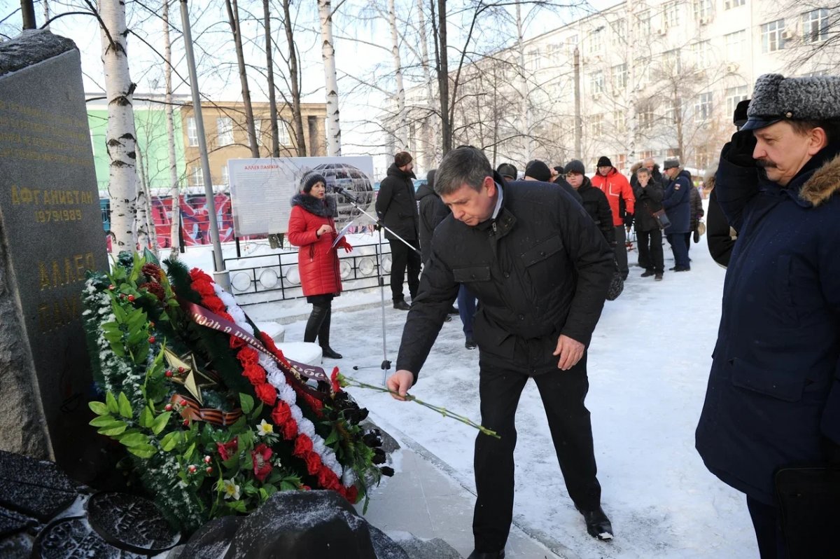 На Аллее памяти Уральского федерального университета у мемориала воинам-интернационалистам 14 февраля состоялся митинг