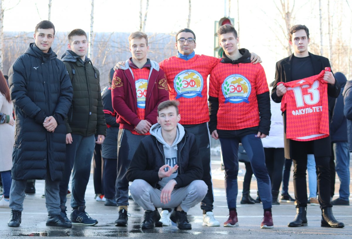 В Княгининском университете прошло ежегодное традиционное мероприятие "Патриоты России". В нем приняли участие самые спортивные, сильные и выносливые юноши НГИЭУ