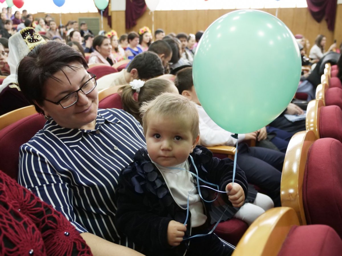 Сегодня в преддверии Международного дня родных языков в одном из старейших ВУЗов Карачаево-Черкесии – КЧГУ имени У. Д. Алиева состоялось грандиозное, красочное мероприятие, объединившее представителей 15 национальностей