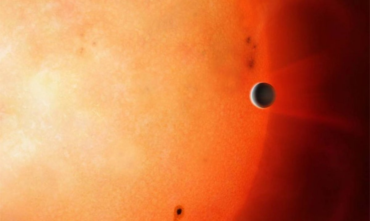 Астрономы обнаружили гигантскую планету, вращающуюся на крайне малом расстоянии от своей звезды. Год на этой планете длится всего 18 часов.