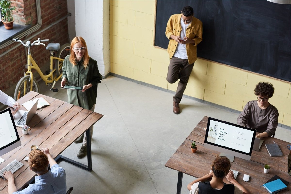 Молодых и талантливых специалистов в первую очередь интересует не зарплата, а бренд работодателя и возможности карьерного роста: https://vk.cc/apl1zP