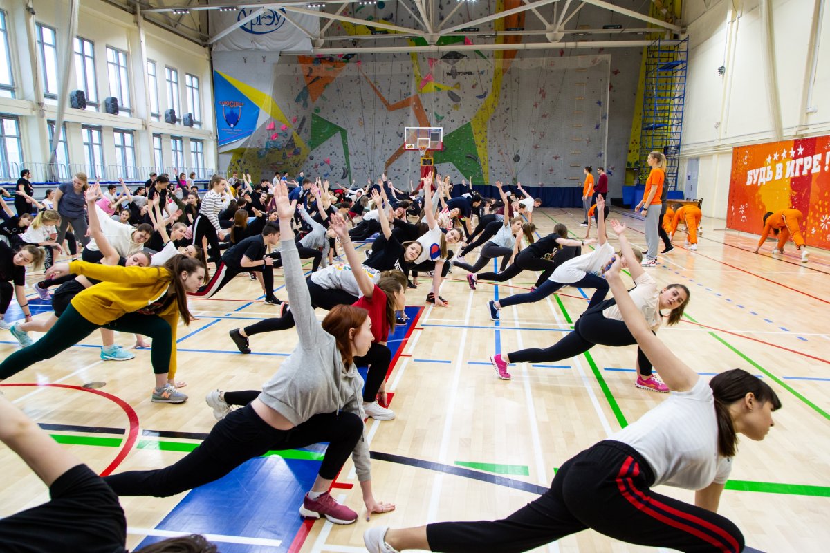 Необычный урок физкультуры прошел в спортивном комплексе Уральского государственного экономического университета. Провели его участницы баскетбольного клуба УГМК