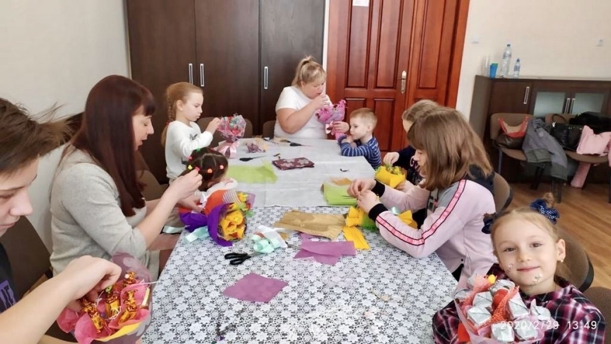 📅 На минувших выходных первичная организация профсоюза сотрудников СибГМУ организовала мастер-класс для детей сотрудников. Мероприятие было посвящено созданию весенних букетов для предстоящего восьмого марта