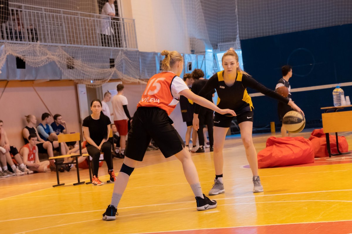 🏀 Море эмоций, захватывающих игр и крутой музыки! Все это - АССК Чемпионат по баскетболу 3Х3! 20 команд! 17 мужских команд, которые были поделены на новичков и профессионалов и 3 женские команды🔥