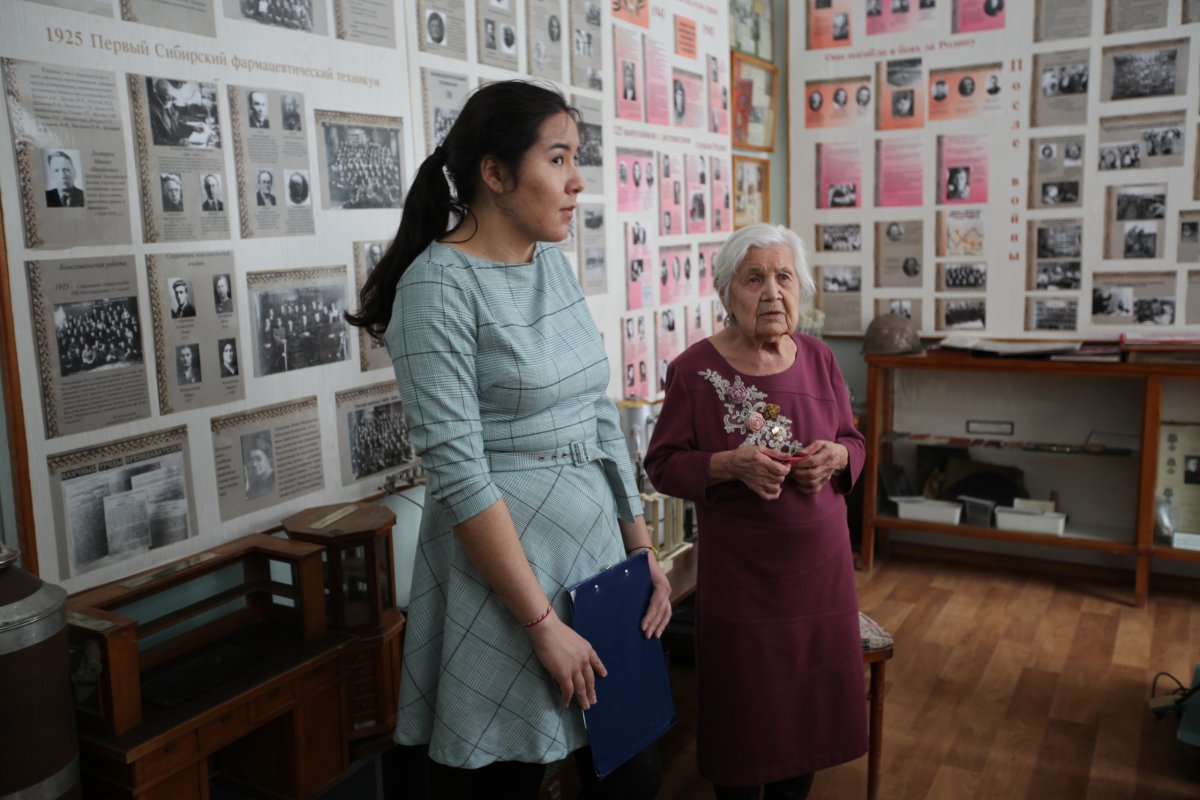 Свой 98-й день рождения ветеран Великой Отечественной войны, выпускница медико-фармацевтического колледжа СибГМУ, Татьяна Федоровна Кронцева отпраздновала визитом в родное учебное заведение.