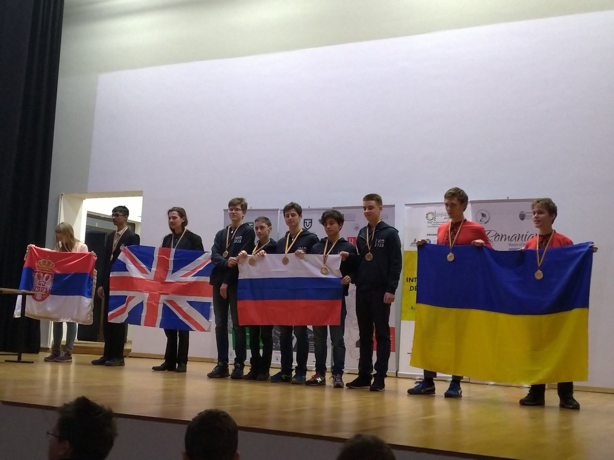 Российская сборная стала первой в командном зачете на Международной математической олимпиаде Romanian Masters в Бухаресте. Школьники завоевали пять золотых медалей.