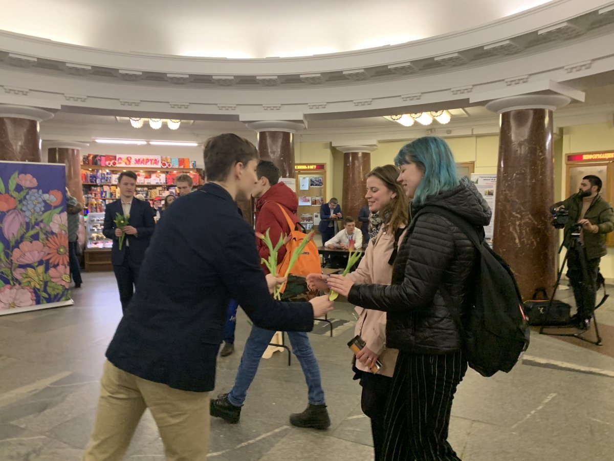 в главном здании МГУ студенты поздравляют всех женщин Московского университета с праздником весны