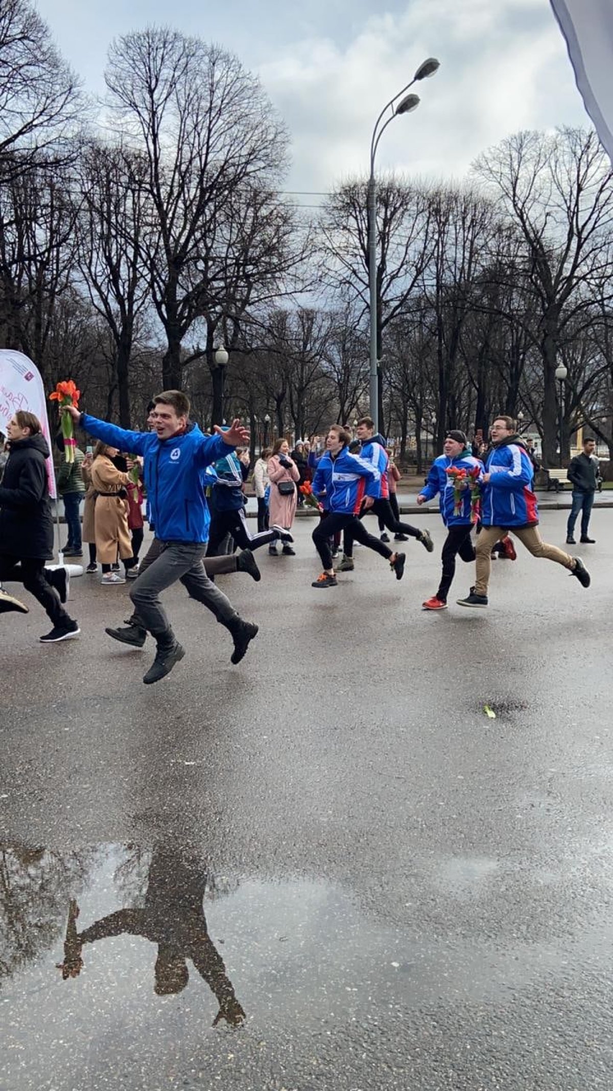 Студенты МГУТУ им. К. Г. Разумовского стали участниками флешмоба «Цветы Любимым!», приуроченого к Международному женскому дню