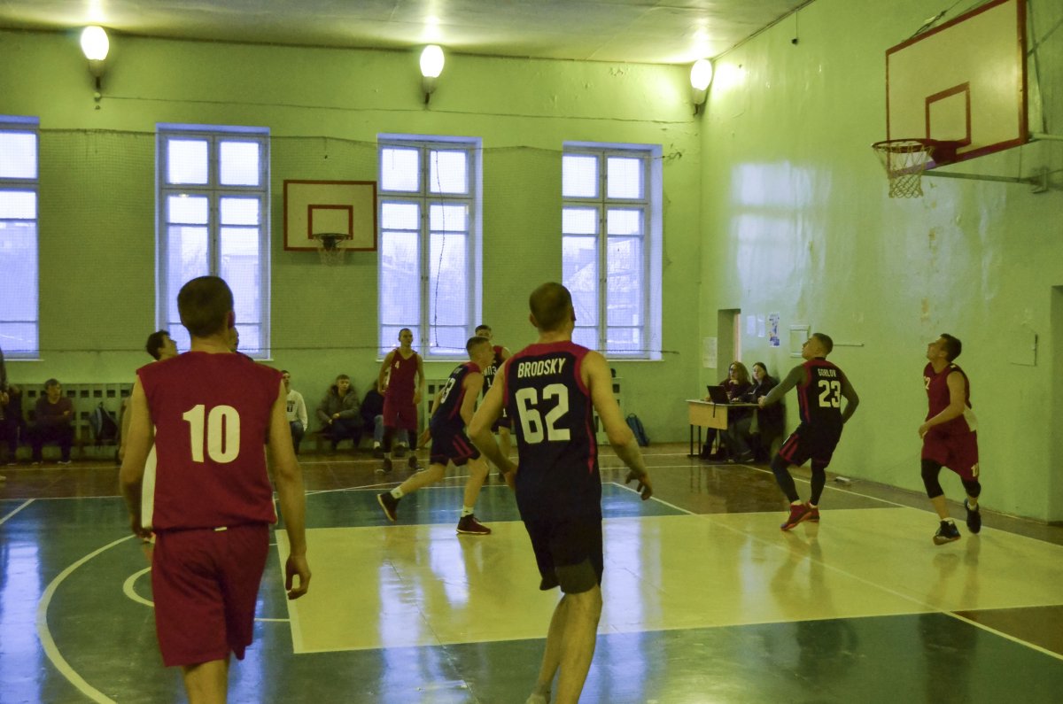 13 марта в пятницу в 14:00 начнётся групповой этап по баскетболу между вологодскими техникумами. Команда ВТЖТ играет с ВПТТ и ВСК в нашем зале.