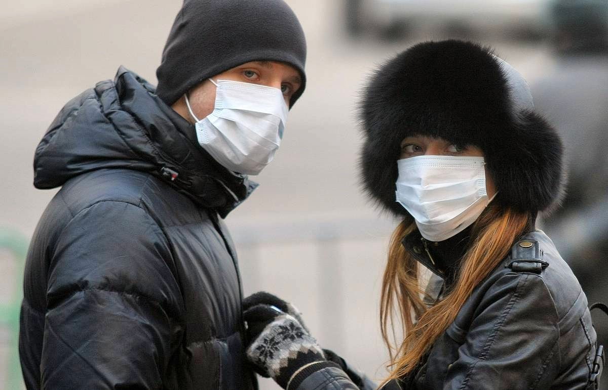 Люди в масках на улице зимой