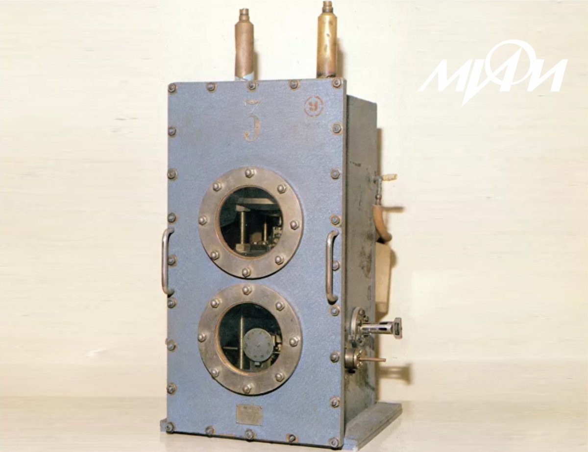 На этой фотографии первый созданный в СССР (1955 год) советскими физиками Николаем Басовым и Александром Прохоровым экспериментальный молекулярный квантовый генератор (мазер), который стал прообразом всех современных лазеров.