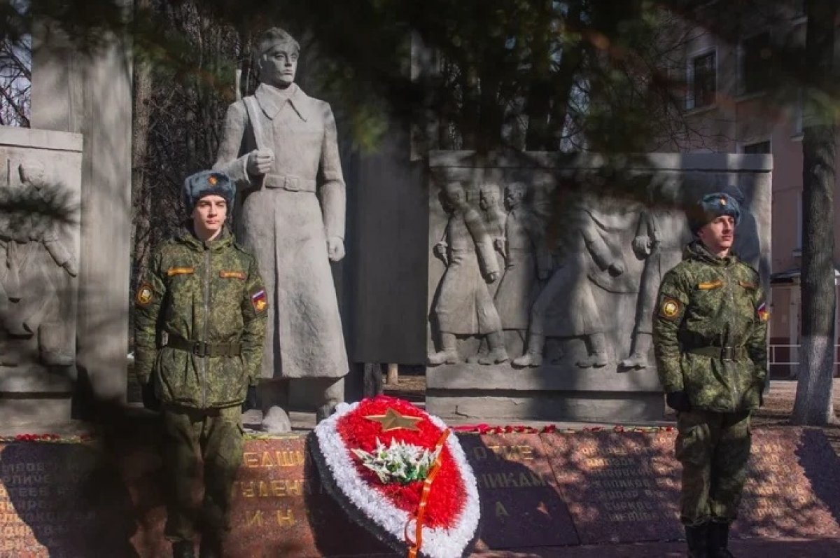 В почётном карауле на Посту № 1 у Стелы памяти 🥀 15 марта – курсанты военного учебного центра , студенты ИВТС им. В.П. Грязева Никита Бурцев и Никита Харитонов