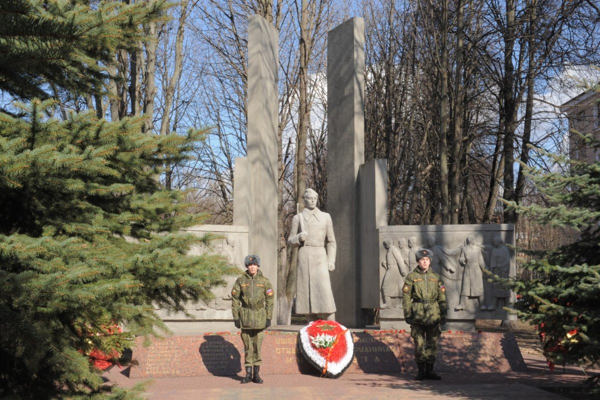 14 марта вахту на Посту № 1 у Стелы памяти 🥀 несли курсанты военного учебного центра , студент студент Политехнического института Роман Мозговой