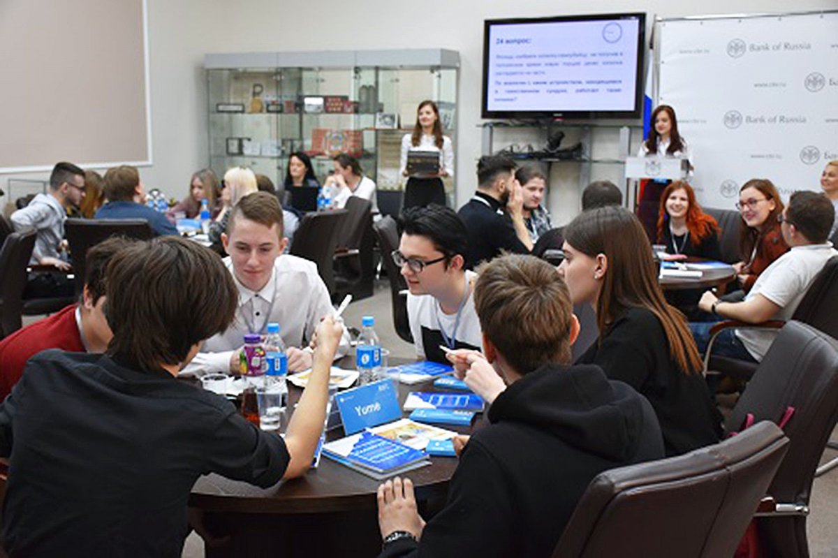 В интеллектуальной игре от Банка России победила команда студентов ВГУЭС Sly Foxes! 🎊🏆