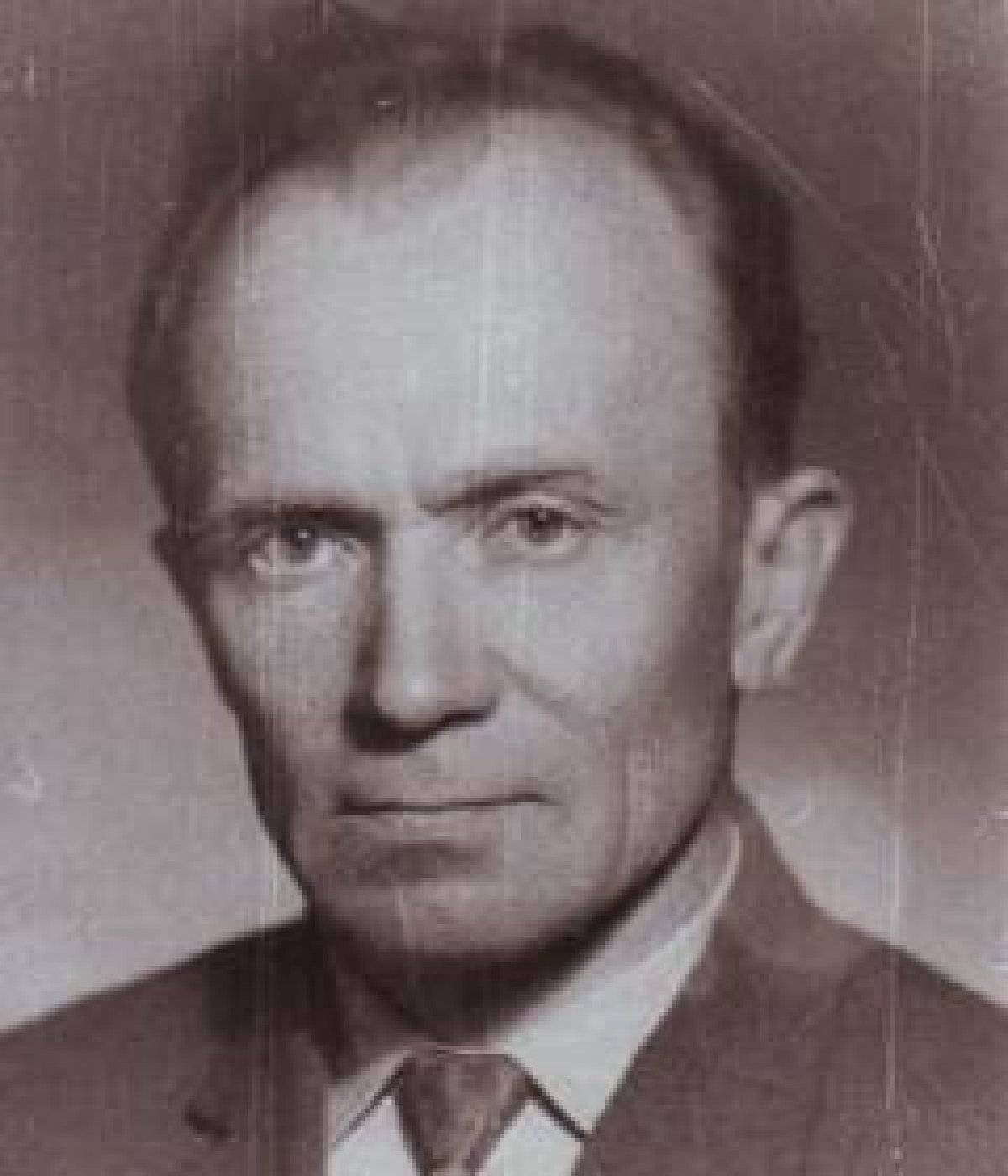 Владимир Васильевич ГЛАДКОВСКИЙ закончил Вологодский пединститут в 1951 году. Кандидат физико-математических наук. Доцент. Декан физико-математического факультета