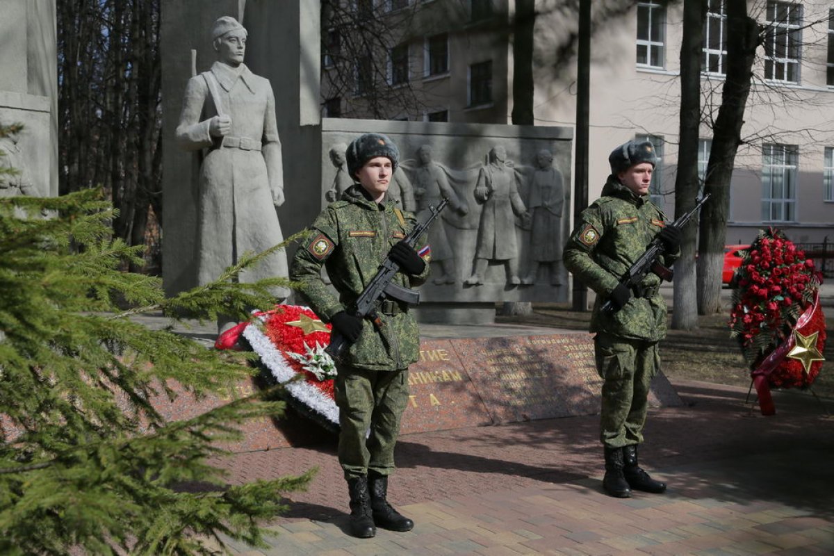 В почётном карауле на Посту № 1 у Стелы памяти 🥀 23 марта — курсанты военного учебного центра , студент Политехнического института Егор Зиновьев