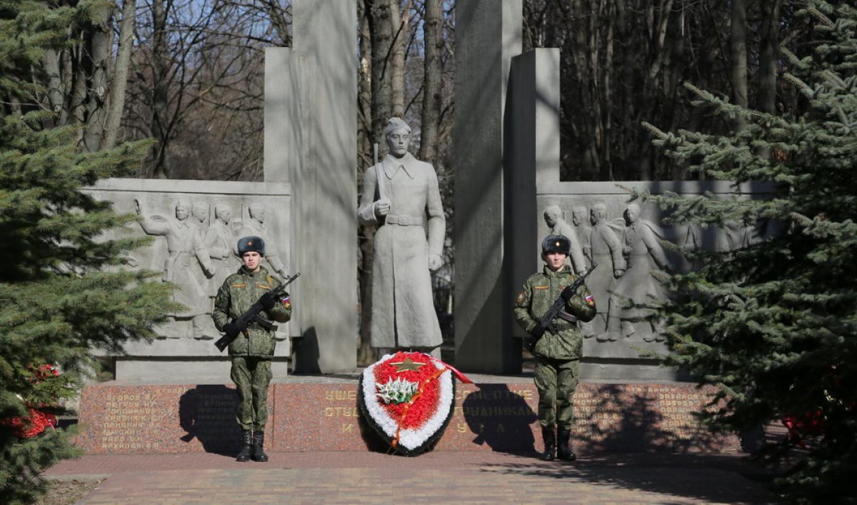 Курсанты военного учебного центра , студенты Политехнического института Егор Каснов и Вадим Кокорников на Посту №1 у Стелы памяти 🥀