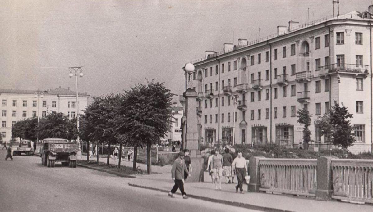 Вид на правую часть площади Ленина в Пскове с Ольгинского моста, 1964 год.