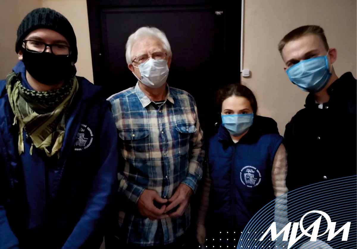 Фото дня: студенты-волонтеры НИЯУ МИФИ доставили продукты и лекарства председателю Межрегионального общественного движения ветеранов атомной промышленности и энергетики Владимиру Александровичу Огнёву