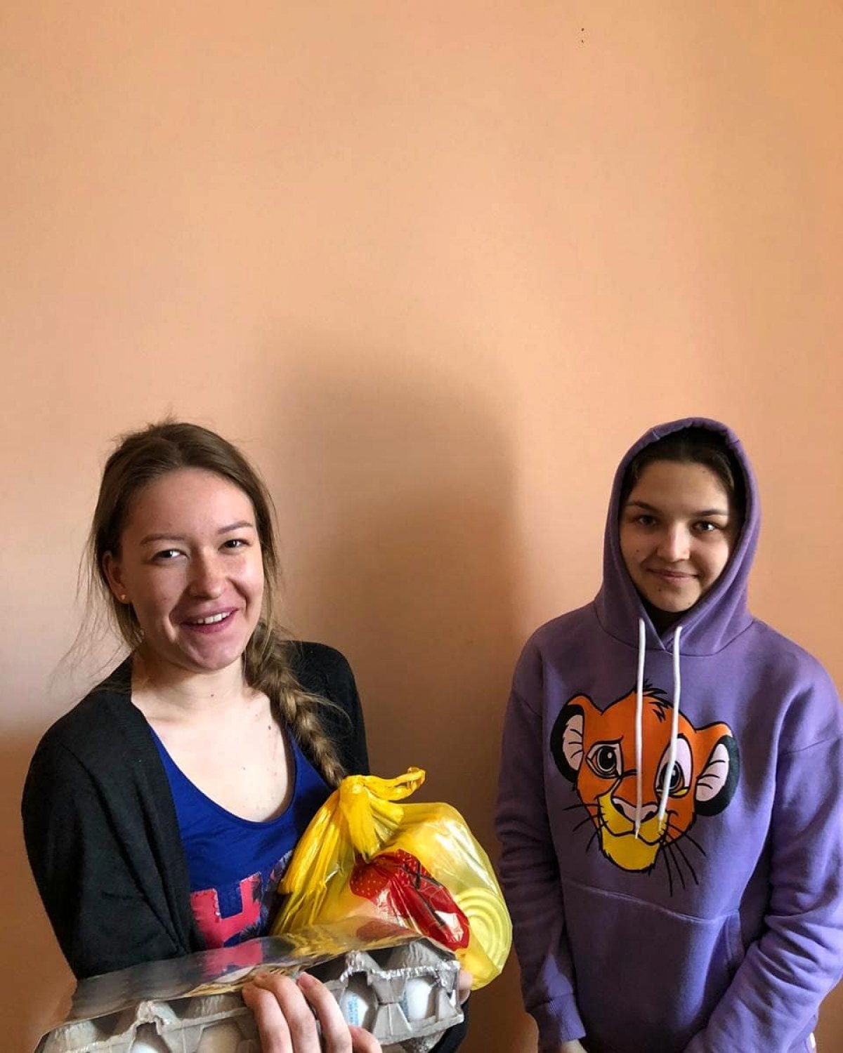 Студенты, оставшиеся в период самоизоляции в общежитиях МГУТУ еженедельно получают продуктовые наборы, в которые входят сахар, тушенка, крупы, макароны, растительное масло, чай, хлеб.