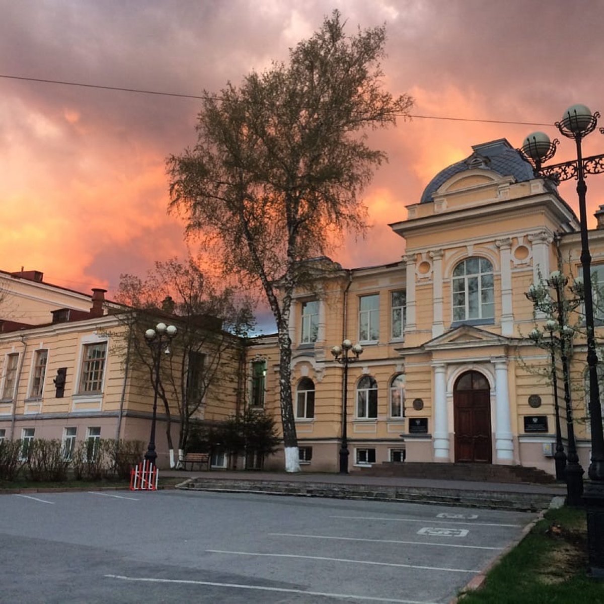 Дорогие друзья👀 Обратите внимание - с 15 апреля изменены правила режима самоизоляции. По распоряжению администрации, жители Томской области могут приобретать товары только в БЛИЖАЙШИХ к дому или работе магазинах☝🏻