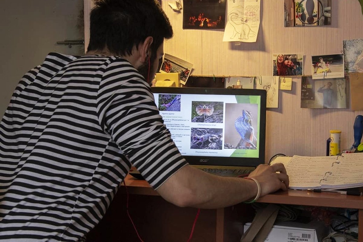 Будни самоизоляции в студенческом городке в Петергофе: Роман Бапинаев учится на третьем курсе и изучает гистологию полярных гадрозавров