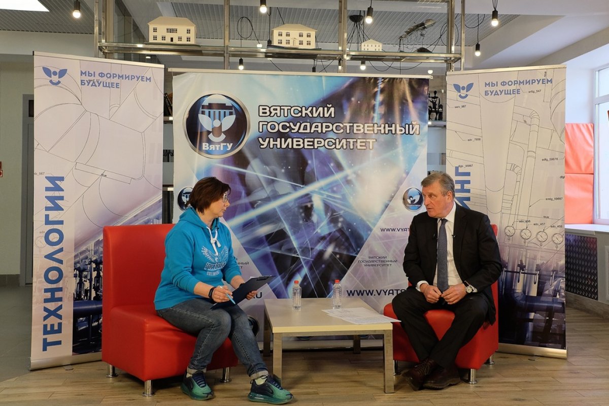 🗯 20 апреля на базе Вятского государственного университета состоялась онлайн-встреча главы региона Игоря Васильева со студентами кировских вузов.