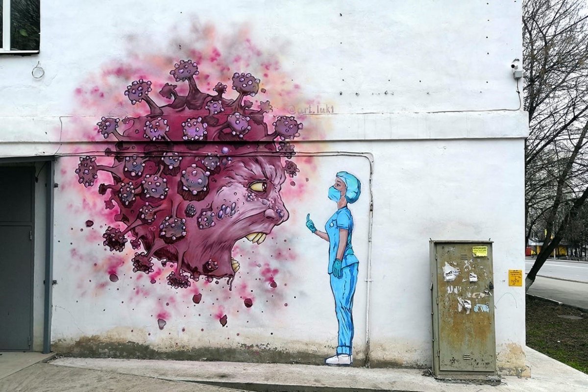 Уфимская мэрия в ответ пользователям соцсетей возмущавшимися жестом, который показывает медицинский работник, приняла решение о том, чтобы заменить жест. Средний палец сменился на указательный.