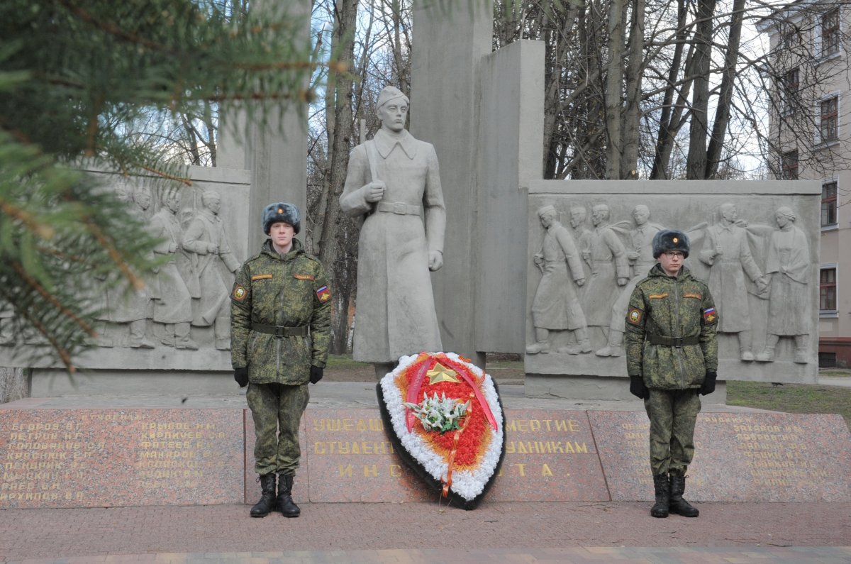 Курсанты военного учебного центра , студенты Института прикладной математики и компьютерных наук Вадим Зырянов и Егор Ищенко на Посту №1 у Стелы памяти 🥀 23 апреля