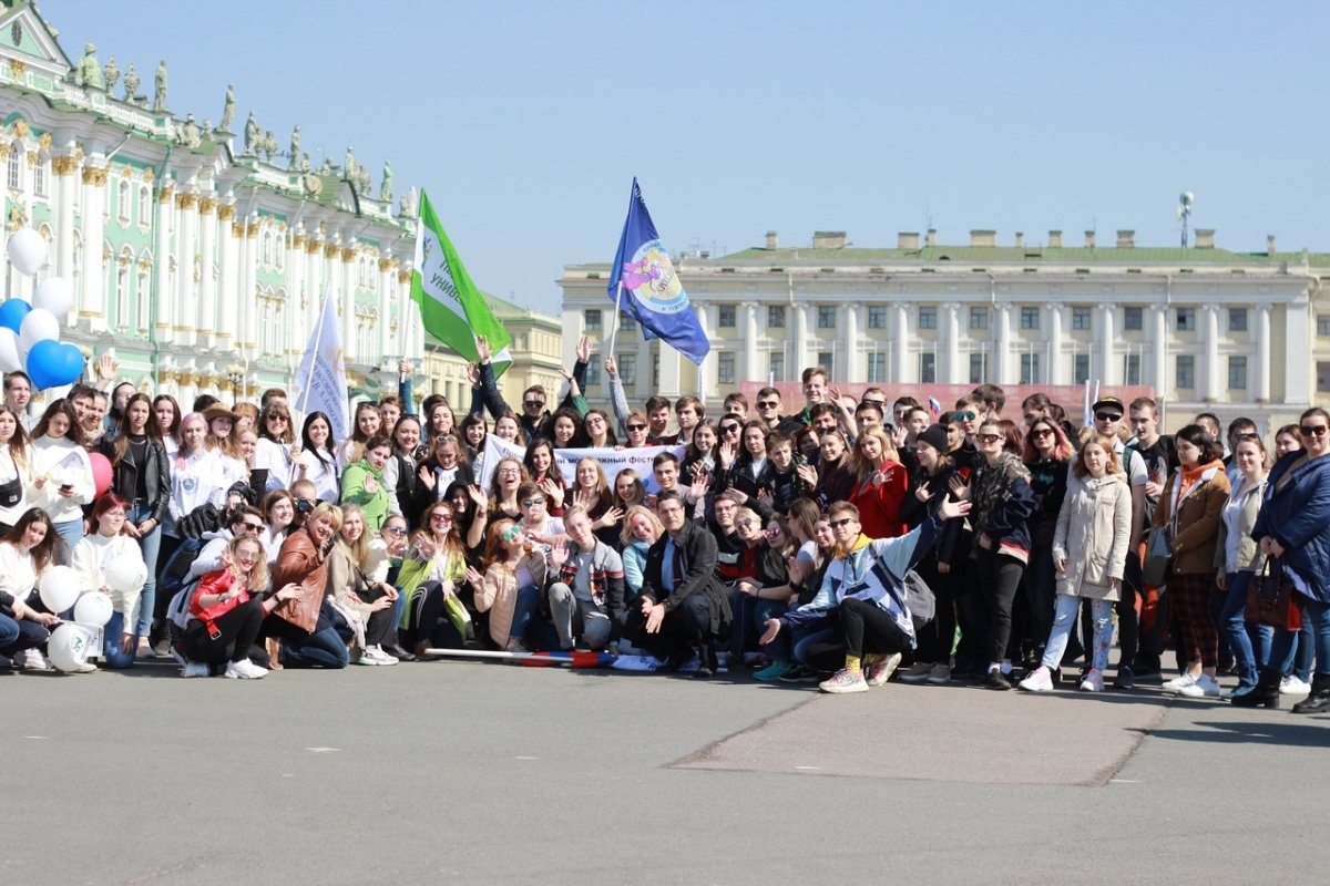 1 Мая – Международный день солидарности трудящихся. Сотню лет профсоюзные колонны 1 Мая выходили на улицы страны. Но 2020 год внёс свой коррективы. И сегодня мы должны принять меры безопасности