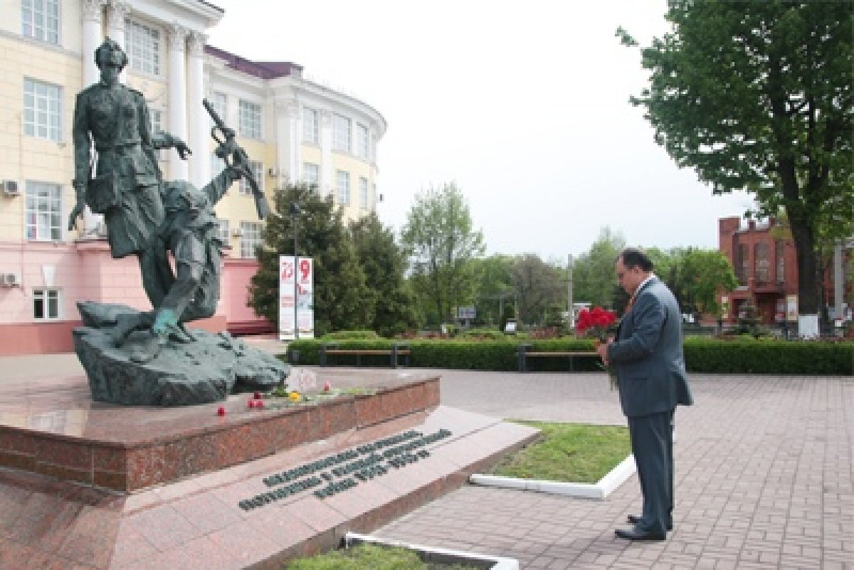 РЕКТОР КГМУ ПОЧТИЛ ПАМЯТЬ ГЕРОЕВ ВЕЛИКОЙ ОТЕЧЕСТВЕННОЙ ВОЙНЫ 🌹