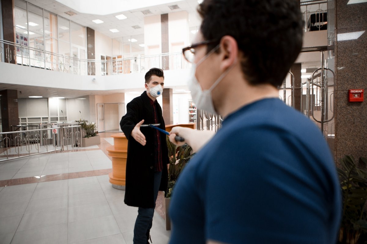 В любой непонятной ситуации надевайте маску 😷